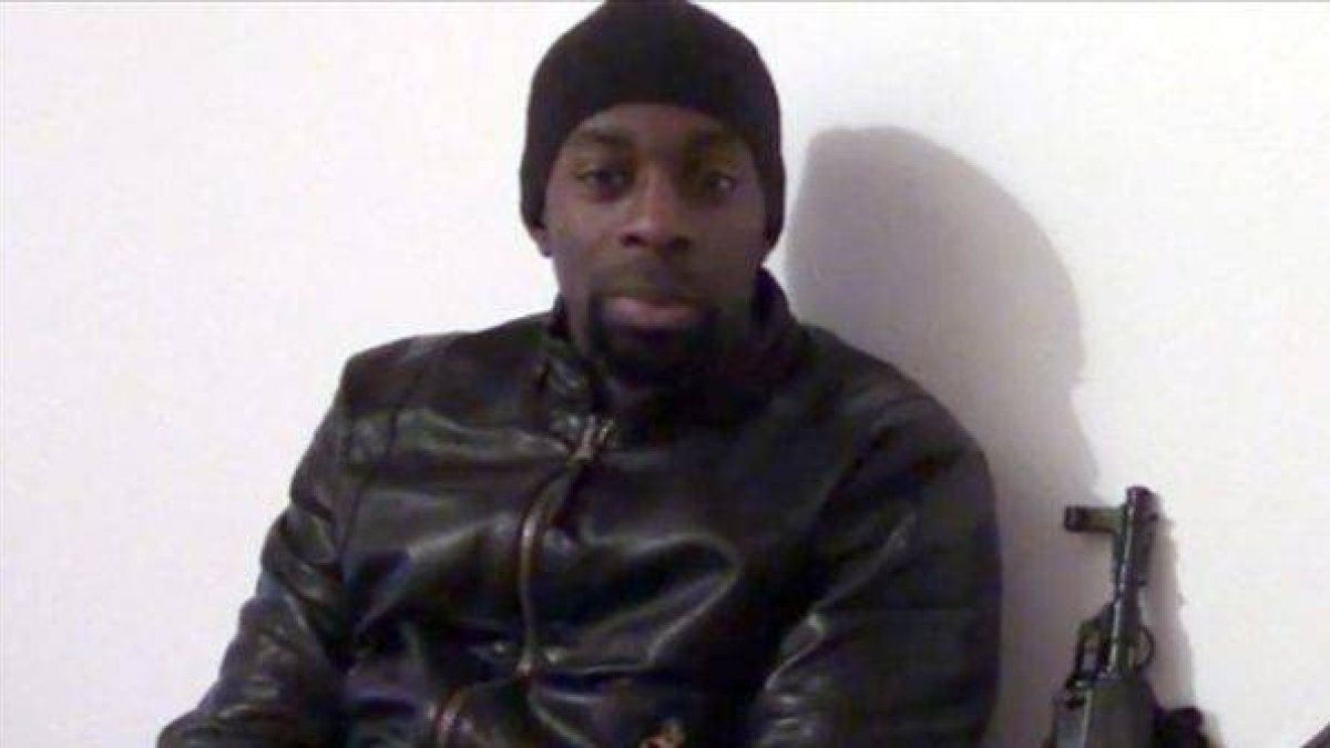 Amedi Coulibaly en un vídeo difundido en redes sociales yihadistas la semana pasada.
