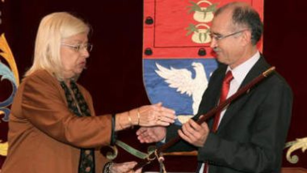 El diputado nacional del PP, Cándido Reguera Díaz, recibe el bastón de mando.