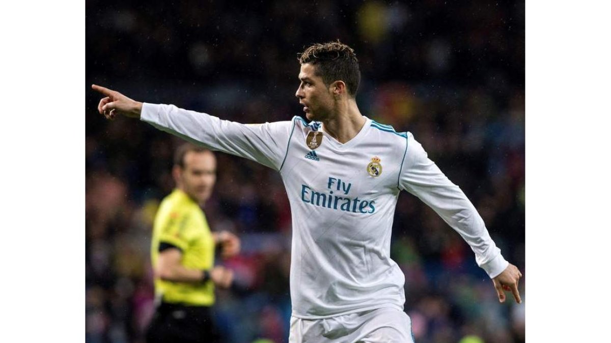 Cristiano Ronaldo celebra el segundo gol que le endosó ayer al Getafe en el Bernabéu. RODRIGO JIMÉNEZ