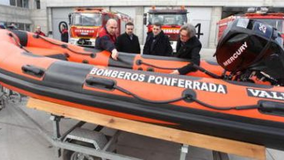 El concejal de Protección Civil y el alcalde, flanqueados por un bombero y el jefe del servicio, aye