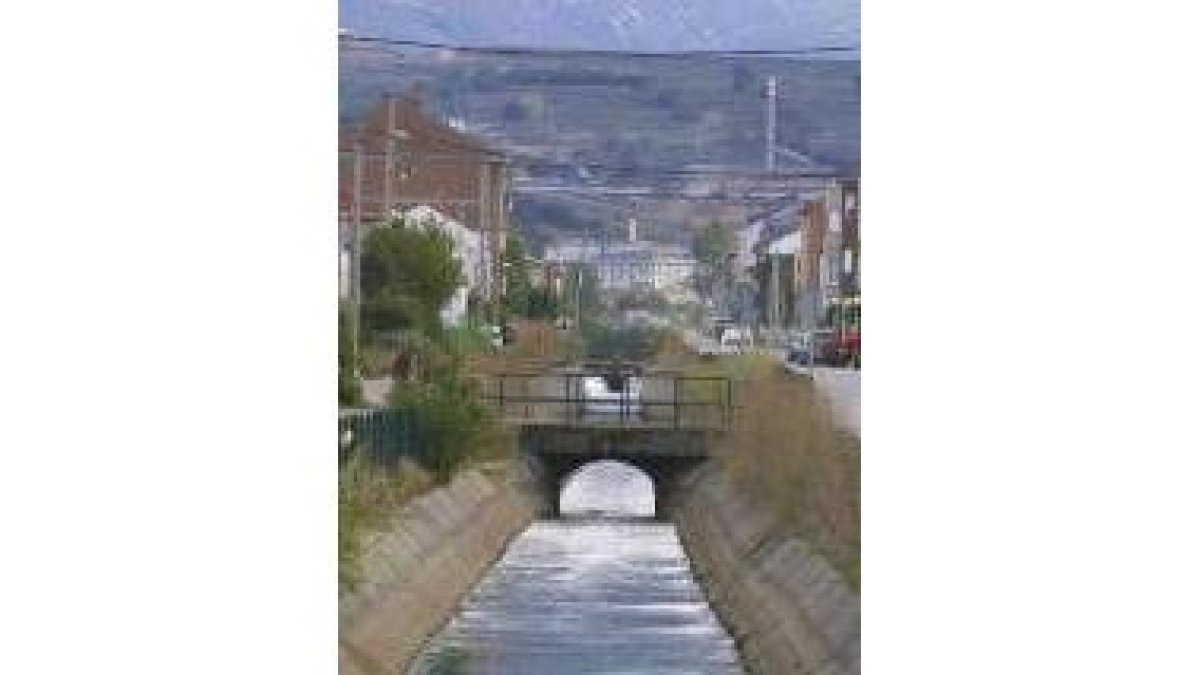 El Ayuntamiento quiere cubrir este canal como en Flores del Sil