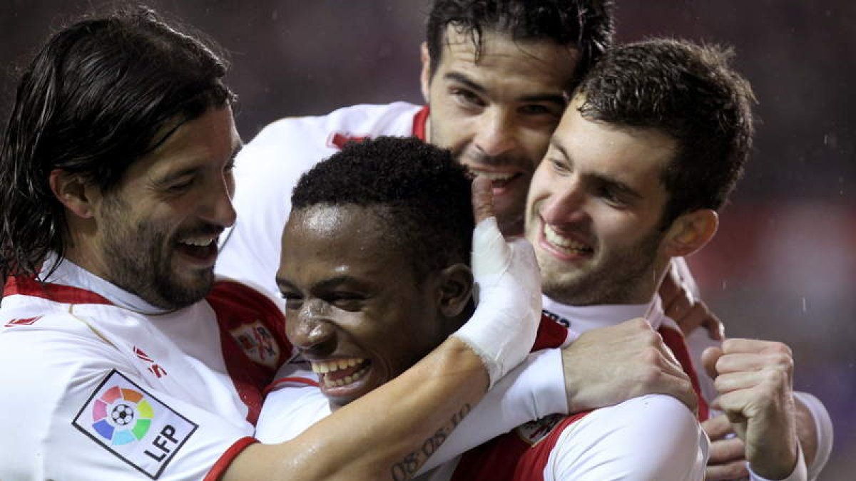 Lass celebra con sus compañeros el primer gol del Rayo.