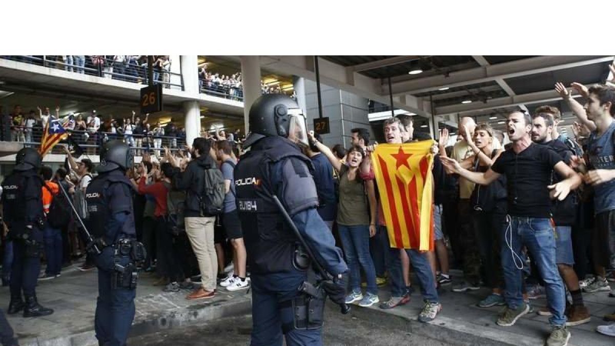 Miles de personas intentaron bloquear el aeropuerto del Prat y un centenar de vuelos fueron cancelados porque sus tripulaciones no consiguieron llegar. QUIQUE GARCÍA