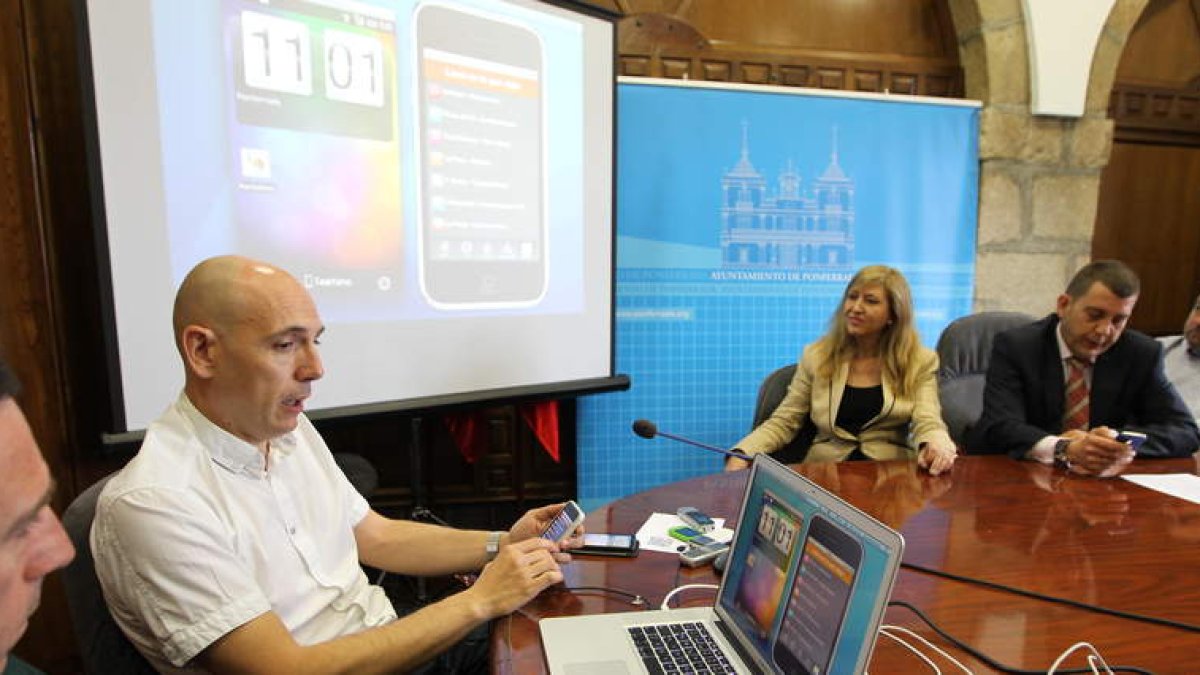 El informático José María Beltrán explica el sistema con Teresa Magaz, Riesco y Tino Morán.