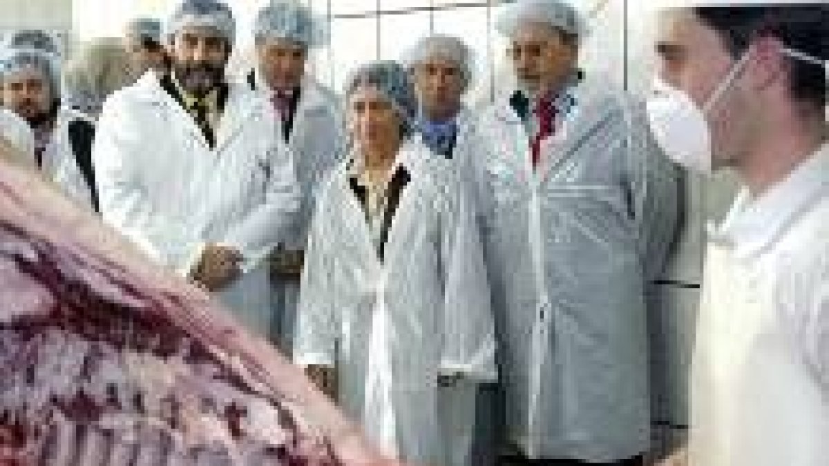 Espinosa y Valín, ayer, en una visita a una industria cárnica