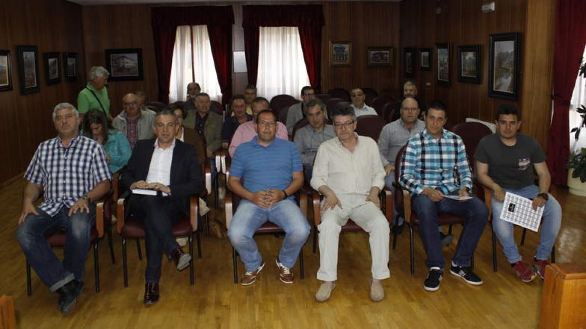 Reunión de los políticos leoneses, cántabros y miembros de la asociación ruta vadiniense. CAMPOS