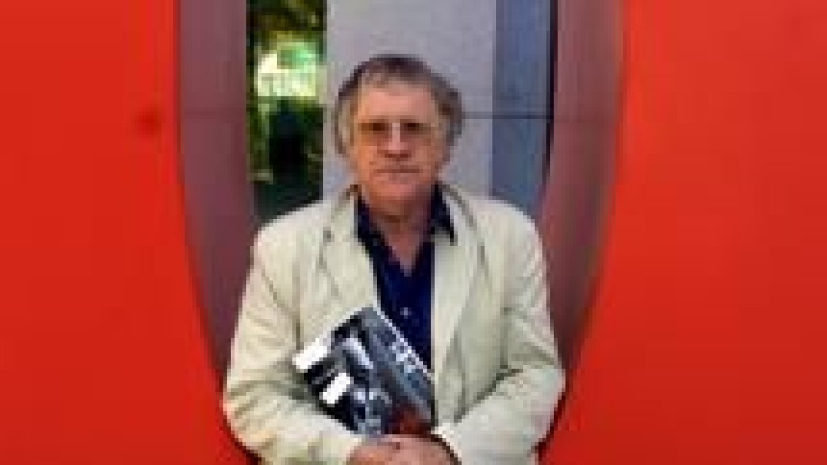 El escritor e hispanista Ian Gibson con el libro que ha dedicado a Cela