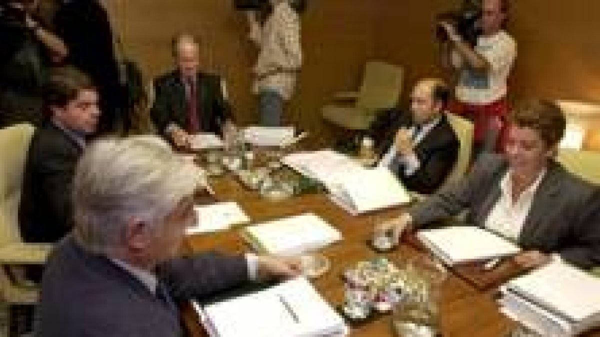 Los miembros de la Mesa de Presidencia del Parlamento Vasco, durante su reunión de ayer