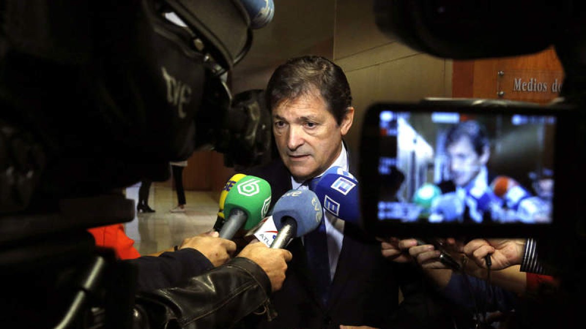 El presidente del Principado y de la gestora del PSOE, Javier Fernández. J. L. CEREIJIDO
