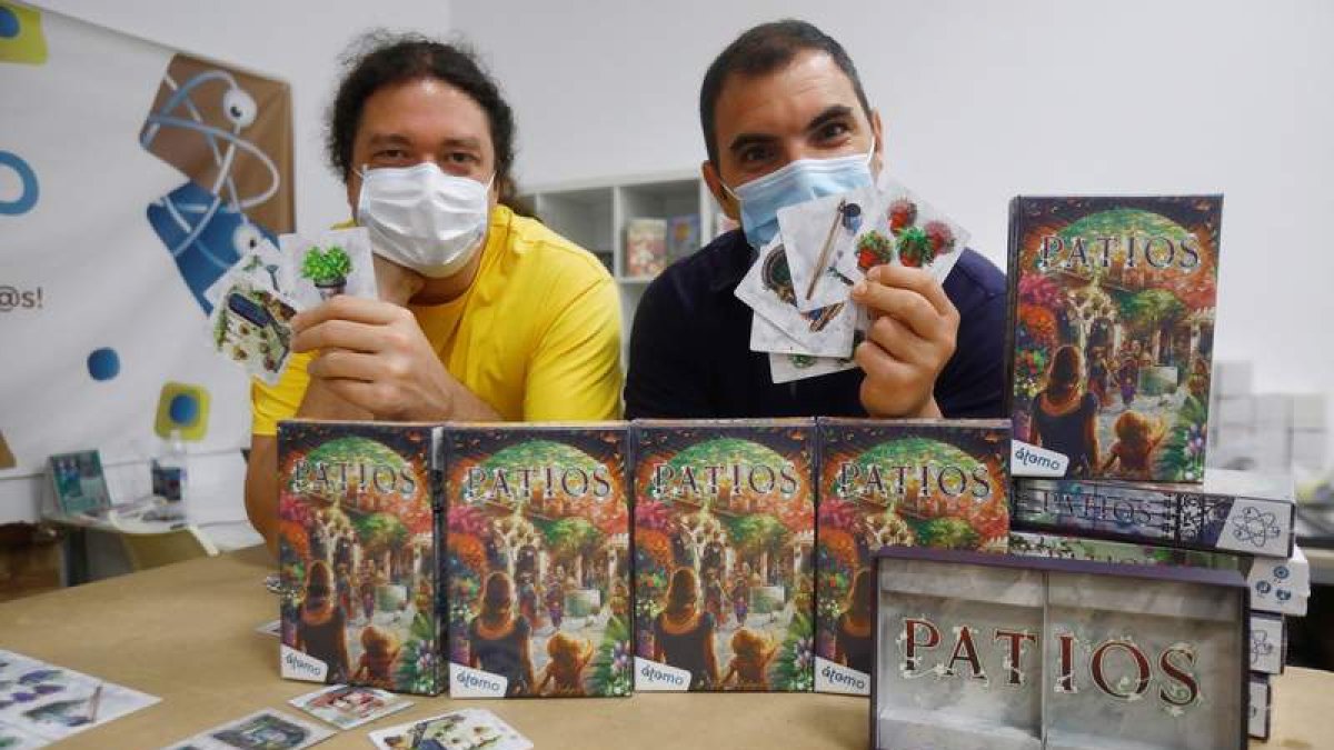 El creador del juego, Jesús Torres, junto al responsable de la editorial Átomo Games, Raúl López. SALAS