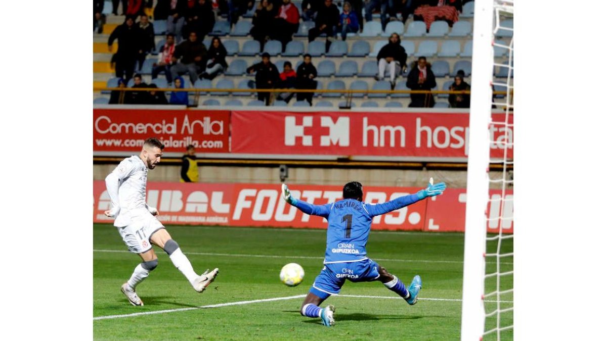 Dioni Villalba marca el segundo gol de la Cultural. MARCIANO PÉREZ