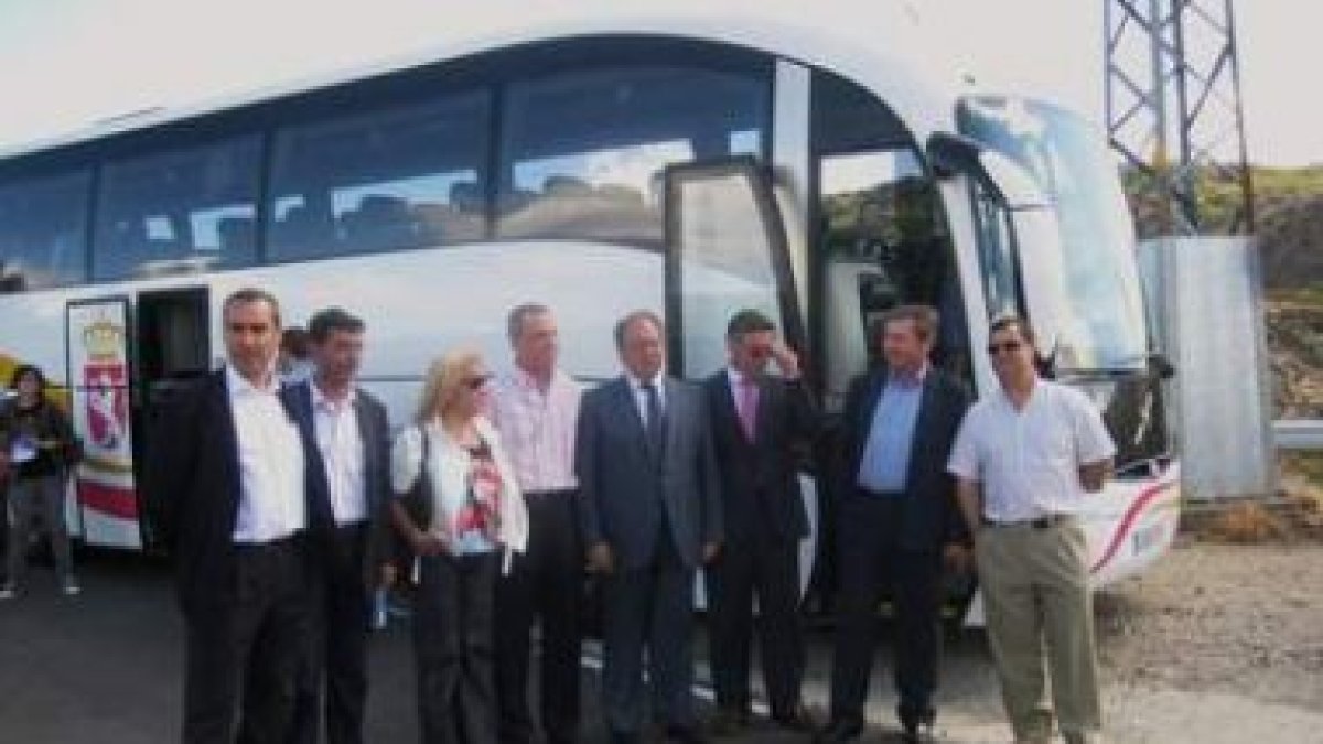La presidenta de la Diputación, con otros representantes políticos ante uno de los autobuses