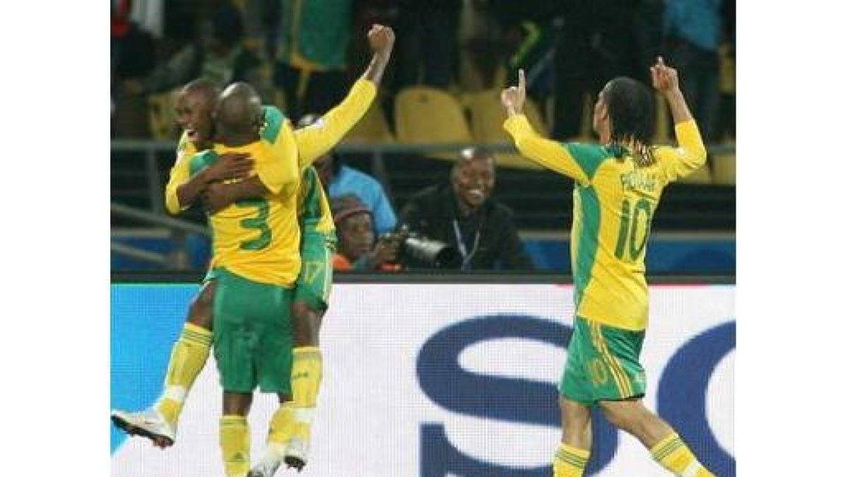 Jugadores sudafricanos celebran la victoria.