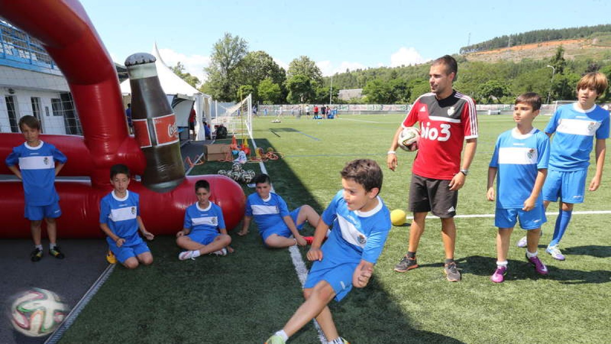 Los niños ya disfrutan del campus en Compostilla.