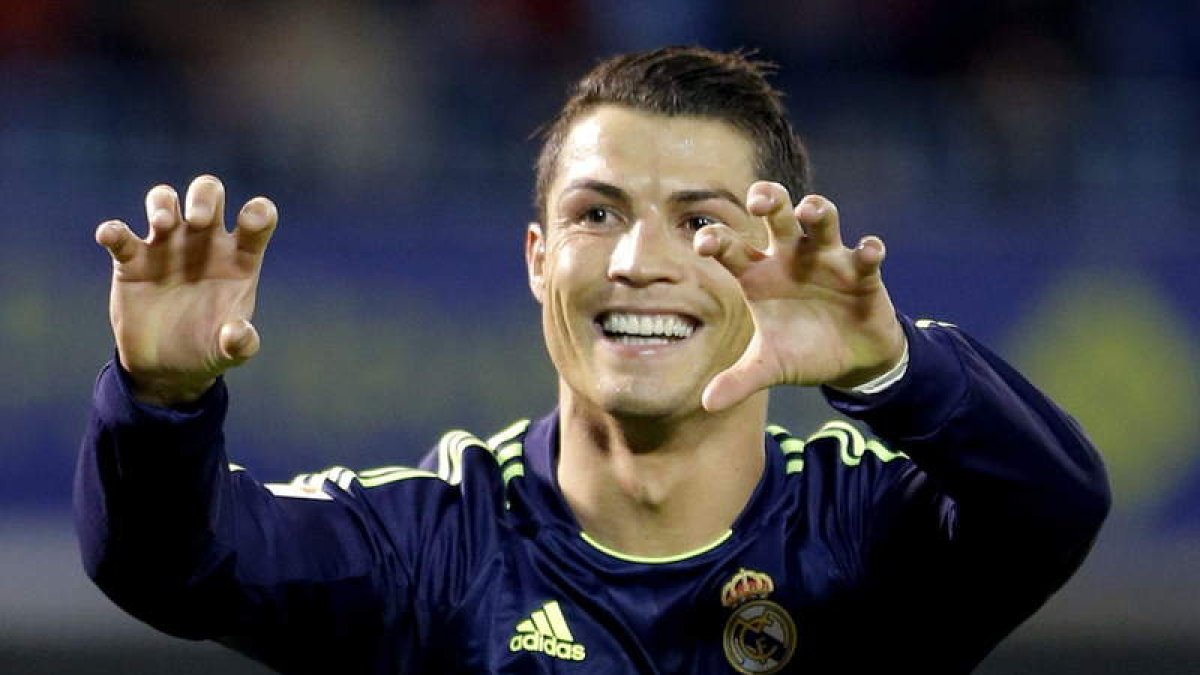 El delantero portugués del Real Madrid, Cristiano Ronaldo, celebra el gol marcado ante el Celta de Vigo, el segundo del Madrid.