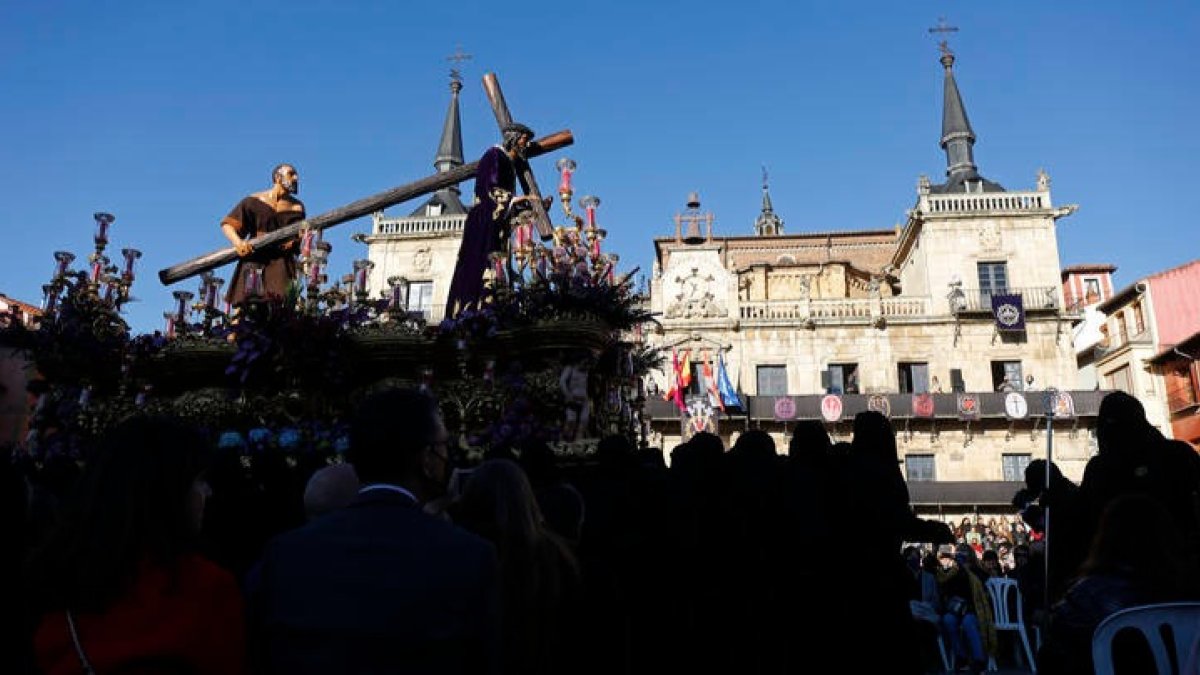 El Nazareno, a su paso por la plaza Mayor. FERNANDO OTERO