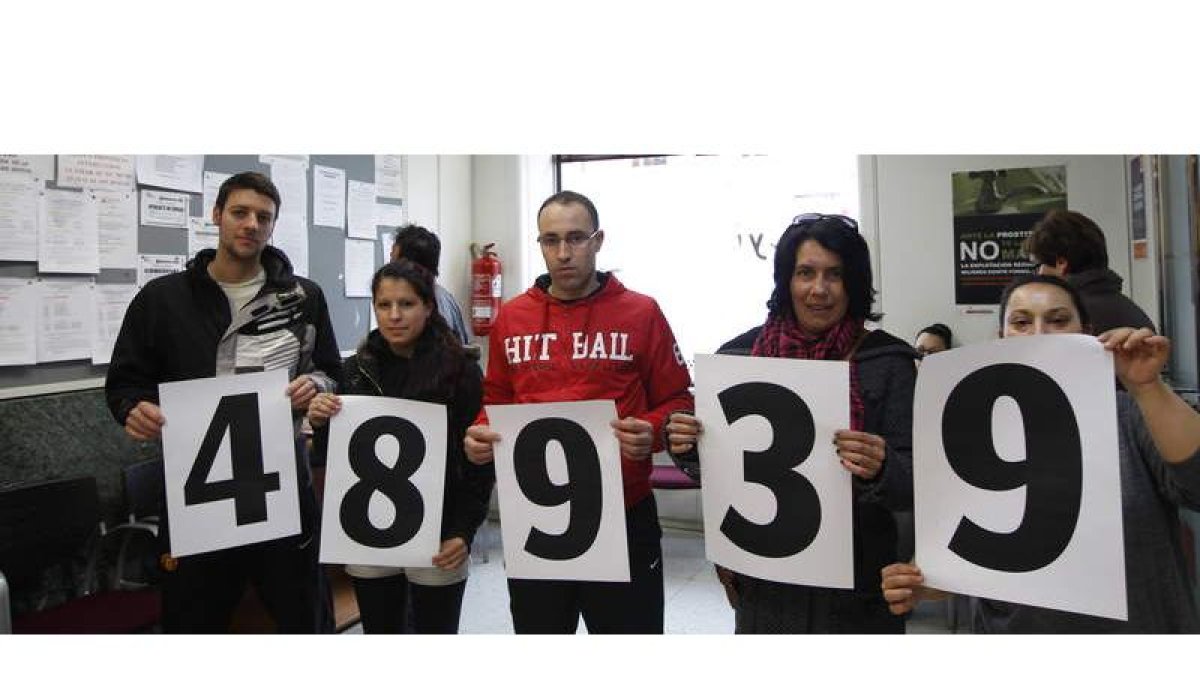 Javier Medina (28 años); Johana Buenaño (24), Ourhou Mustapha (30), Eva García (40) y Dolores Bermúdez (32), ayer en la Oficina de Empleo.