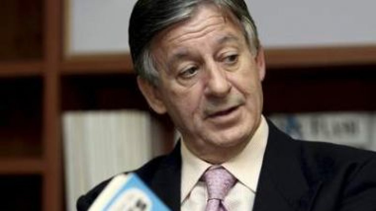 José Aguilar, con más de cuarenta años de experiencia en hoteles y autor del libro.