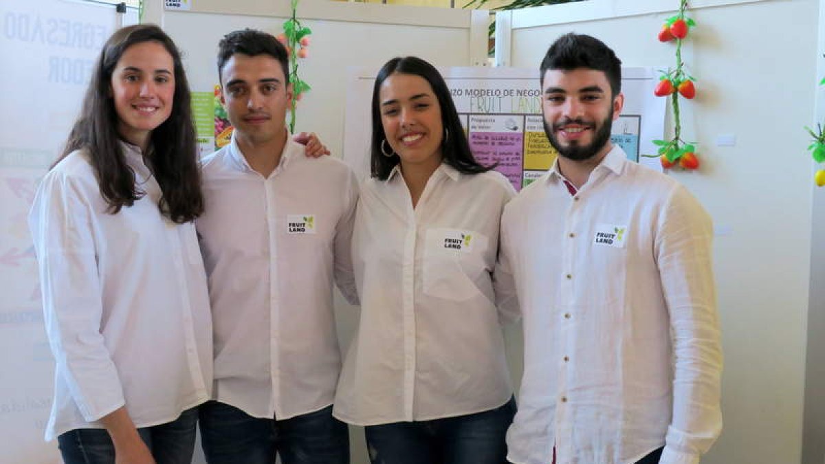 Los alumnos del proyecto Fruitland, que obtuvieron el tercer premio en el Business Talent de Económicas. DL