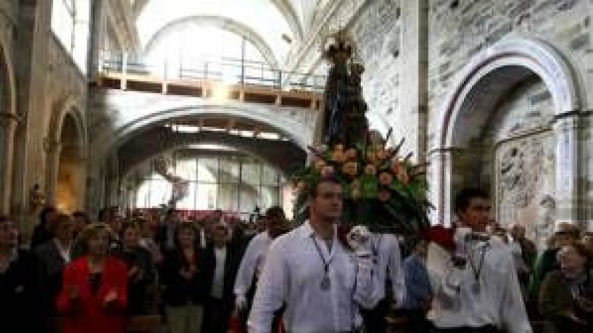 La Encina, portada a hombros en el monasterio y siguiendo a la imagen de Carracedo en procesión