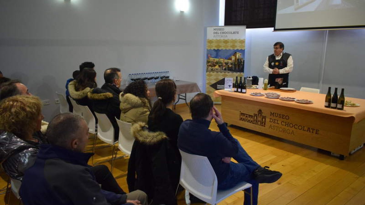 Cata de la ruta maridando chocolate, vino, cecina y queso. ALEJANDRO RODRÍGUEZ