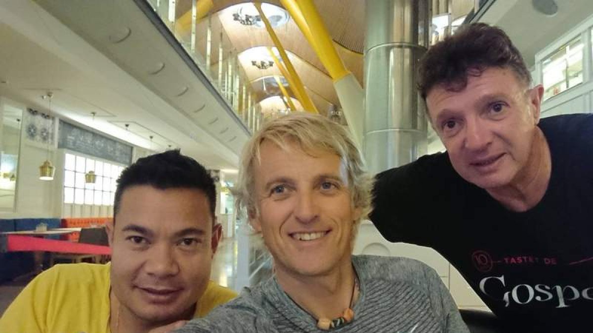 Jesús Calleja, en el medio, junto a su copiloto Jaume y su hijo Ganesh. JESUSCALLEJA.ES