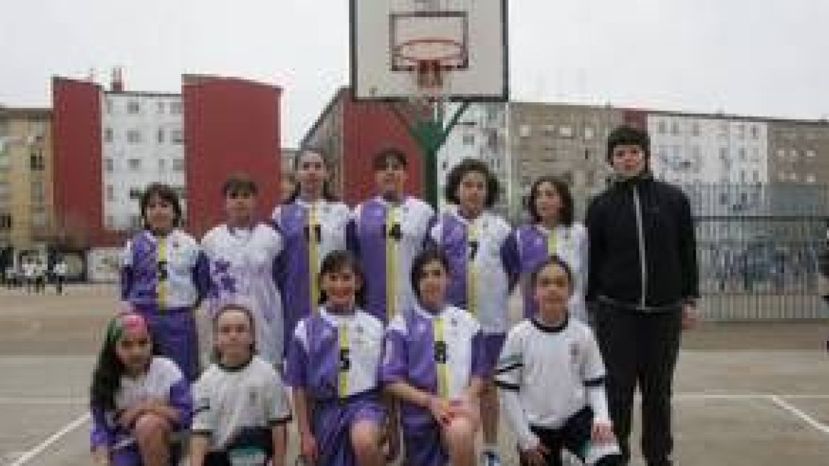 Formación de uno de los equipos que está participando en la competición escolar de baloncesto