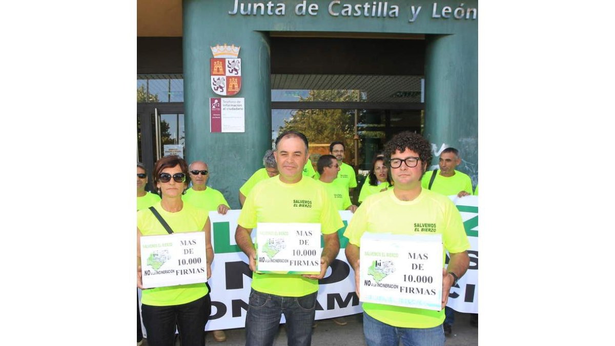 Agricultores y bodegueros, ante la Junta en el 2011.