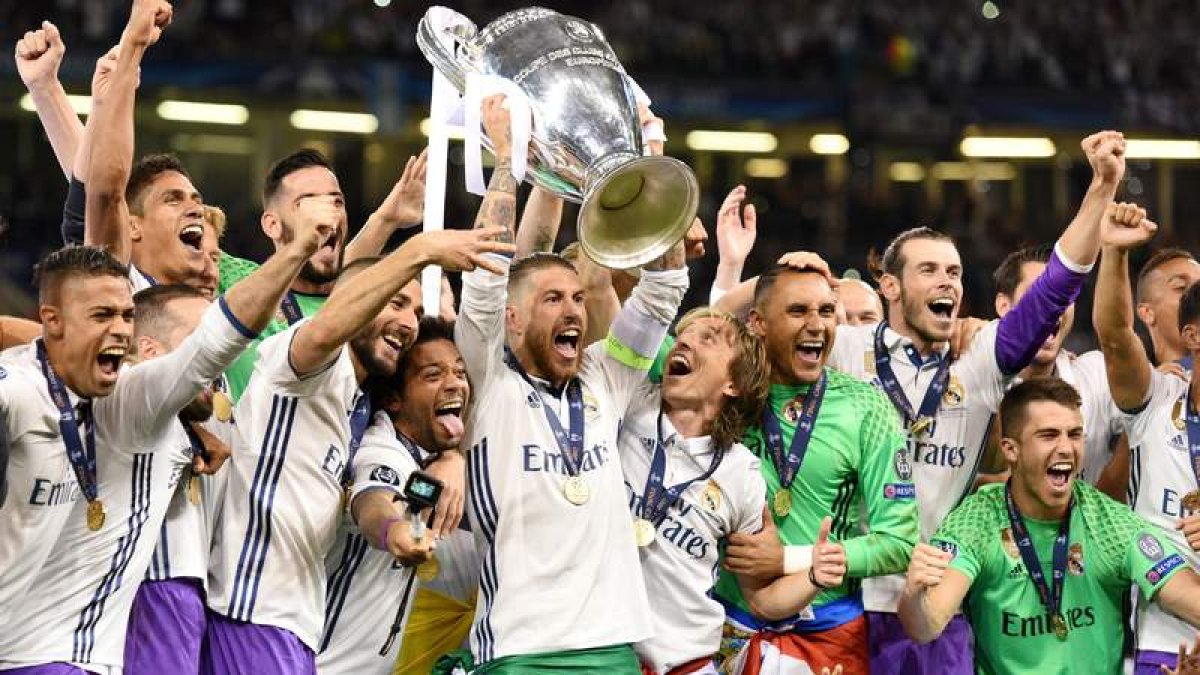 Los jugadores del Real Madrid estallan de júbilo tras recibir en sus manos la duodécima que porta el capitán Sergio Ramos. PETER POWELL
