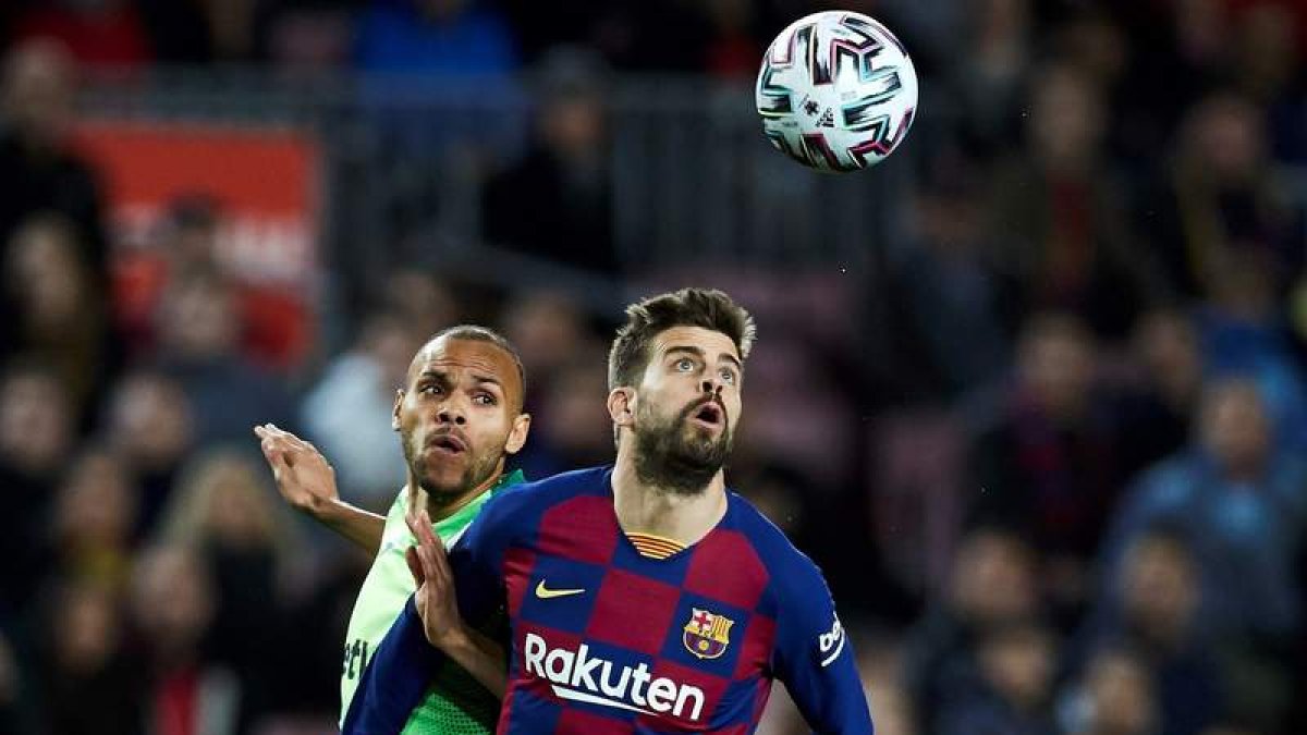 Gerard Piqué, con 33 años, es el jugador más veterano alineado por el Barça frente al Nápoles en la ida de octavos.