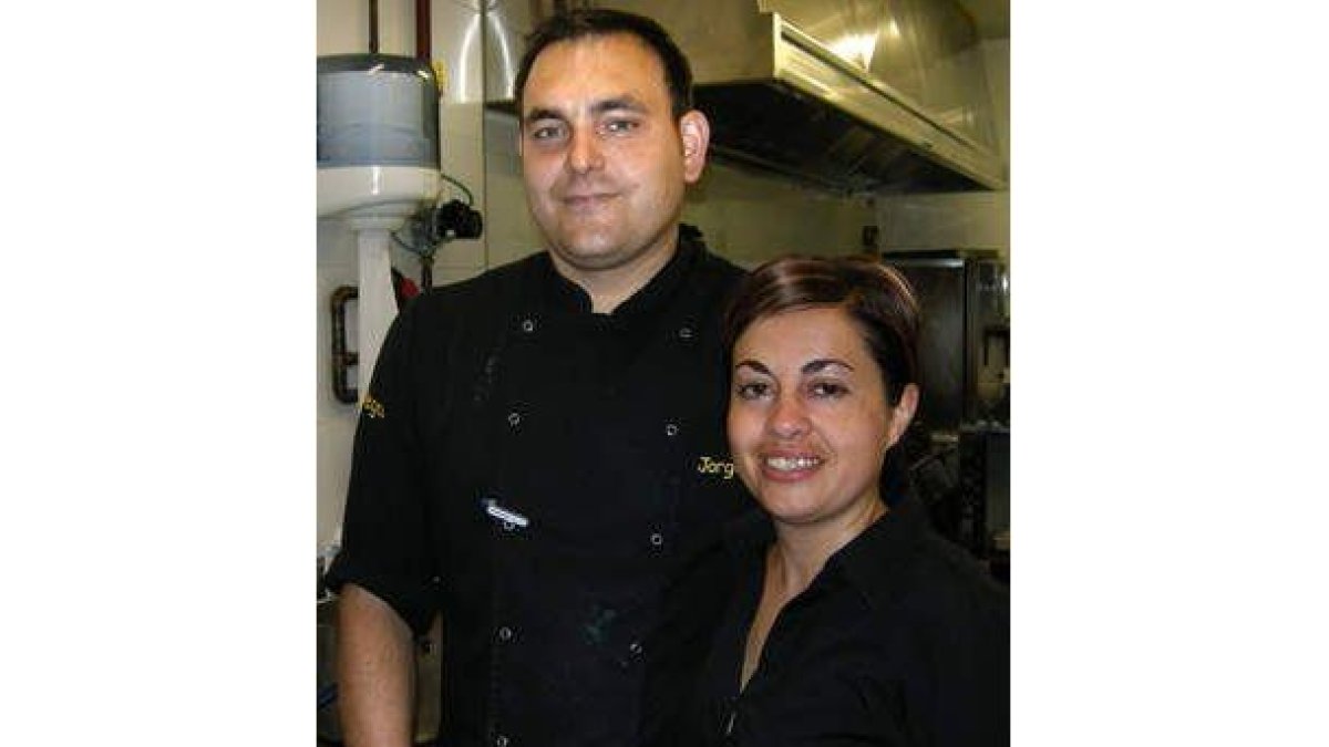 Jorge González y Patricia Álvarez en la cocina del Luniega.