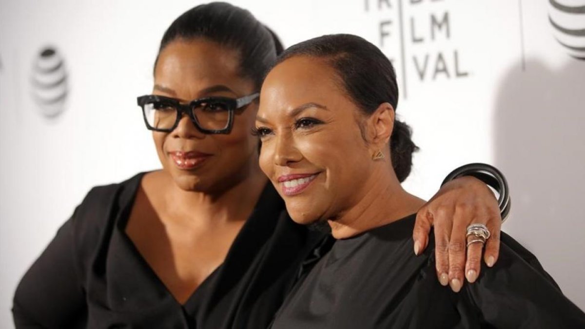 Oprah Winfrey y la actriz Lynn Whitfield, en la presentación de la serie 'Greenleaf'.