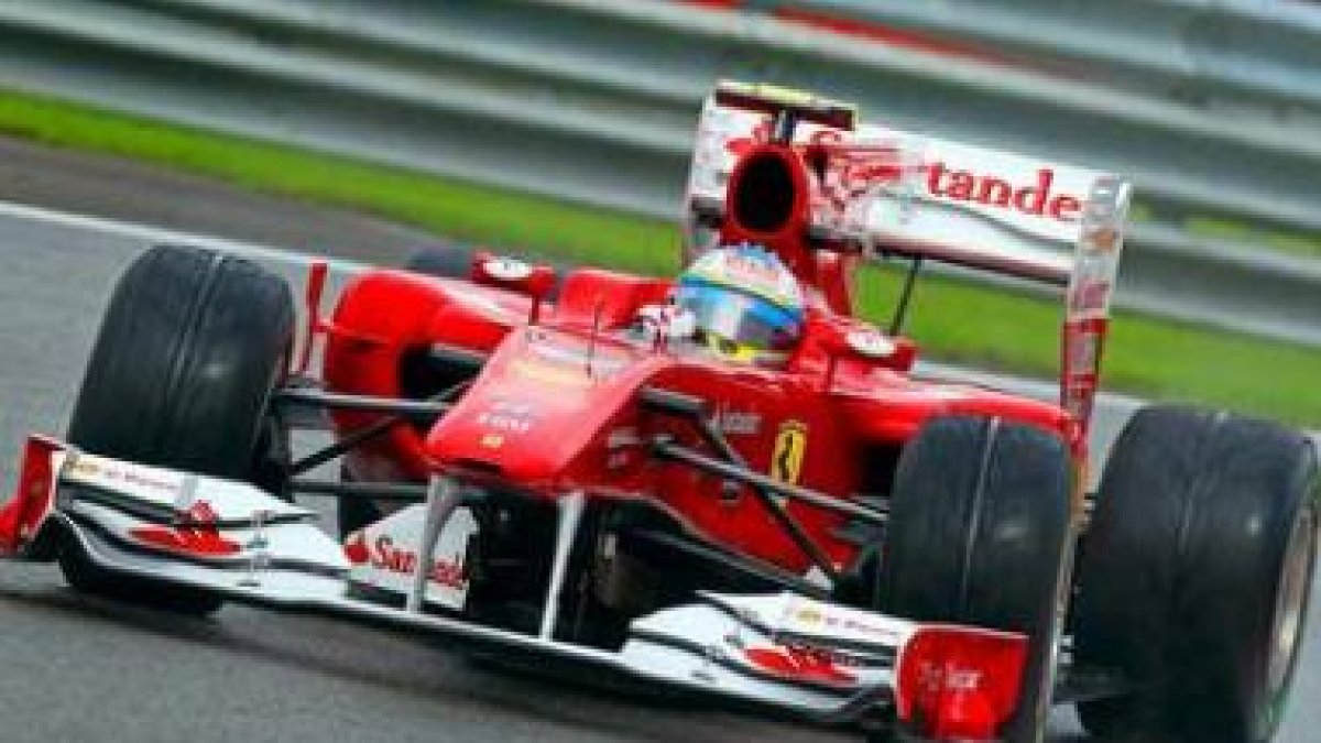 Fernando Alonso durante la jornada de entrenamientos libres en el circuito de Spa.