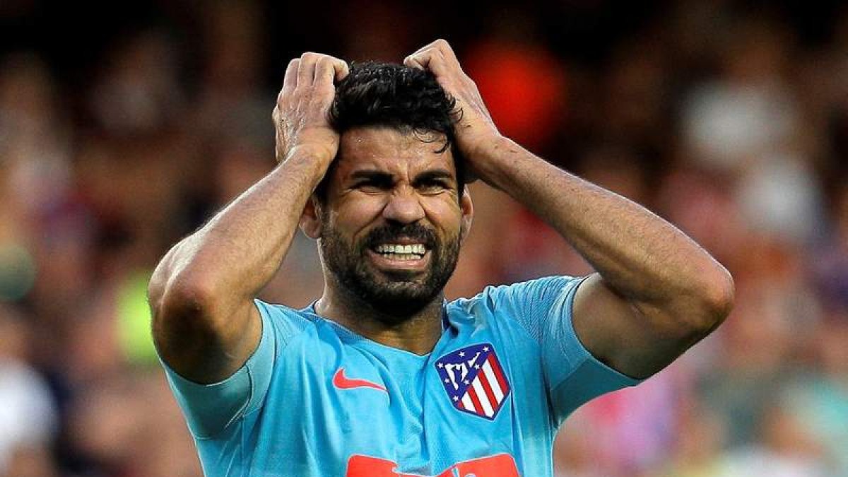 Diego Costa se lamenta de una ocasión fallada frente al Valencia en Mestalla. MANUEL BRUQUE