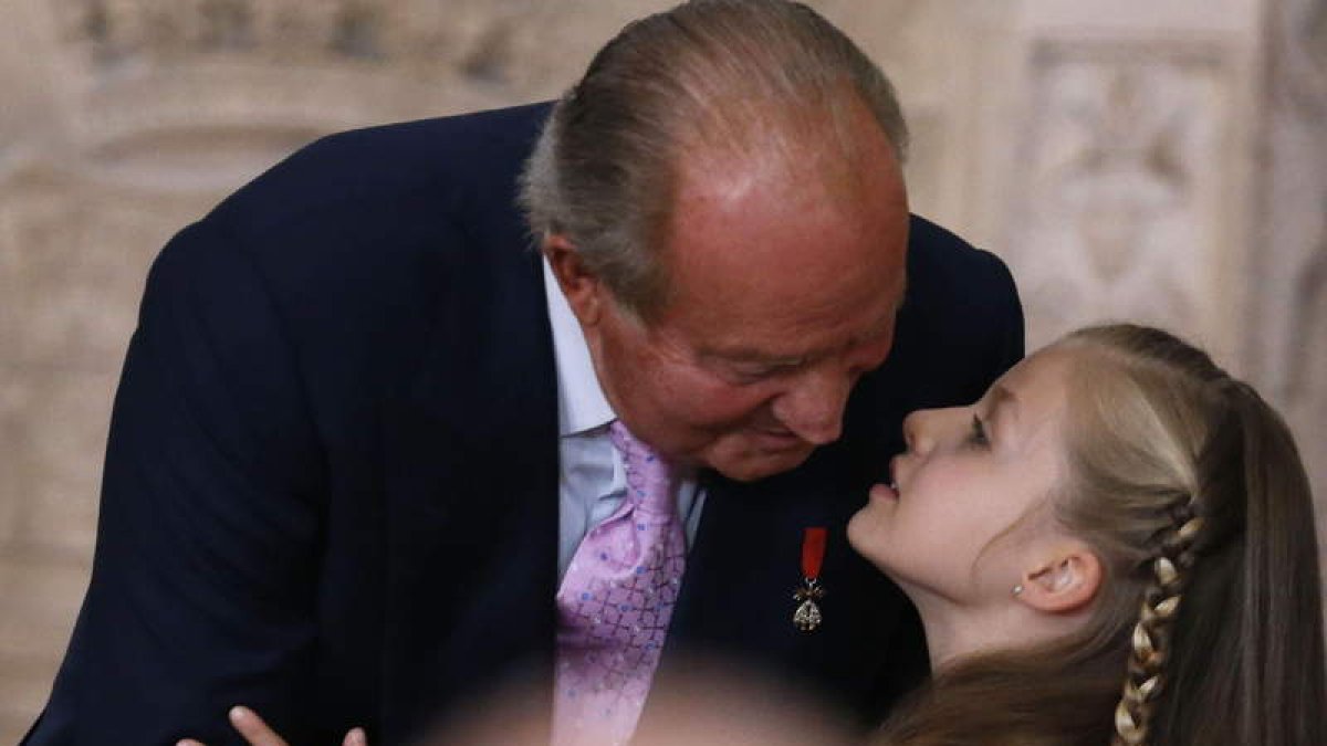 La nueva Princesa de Asturias besa a su abuelo tras firmar su abdicación, ayer en el Palacio Real.