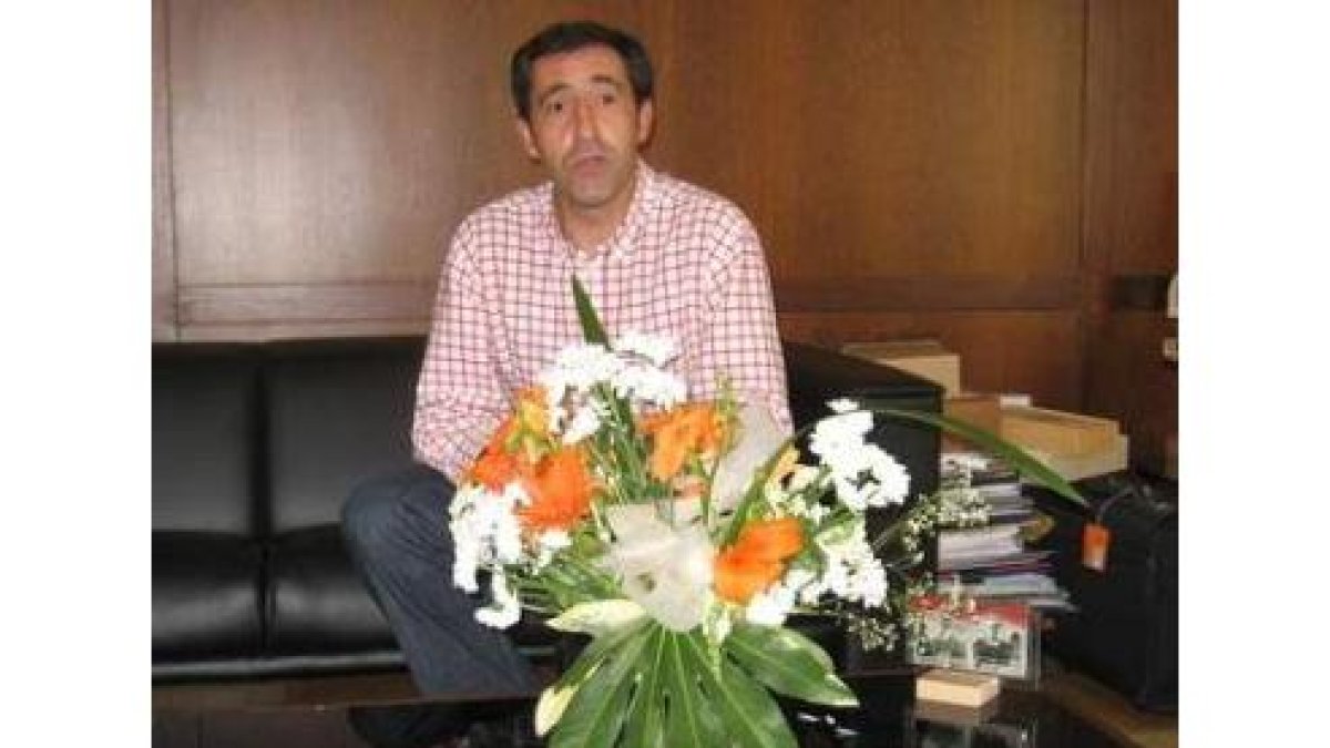 Simón posa con las flores que le regaló una ciudadana.