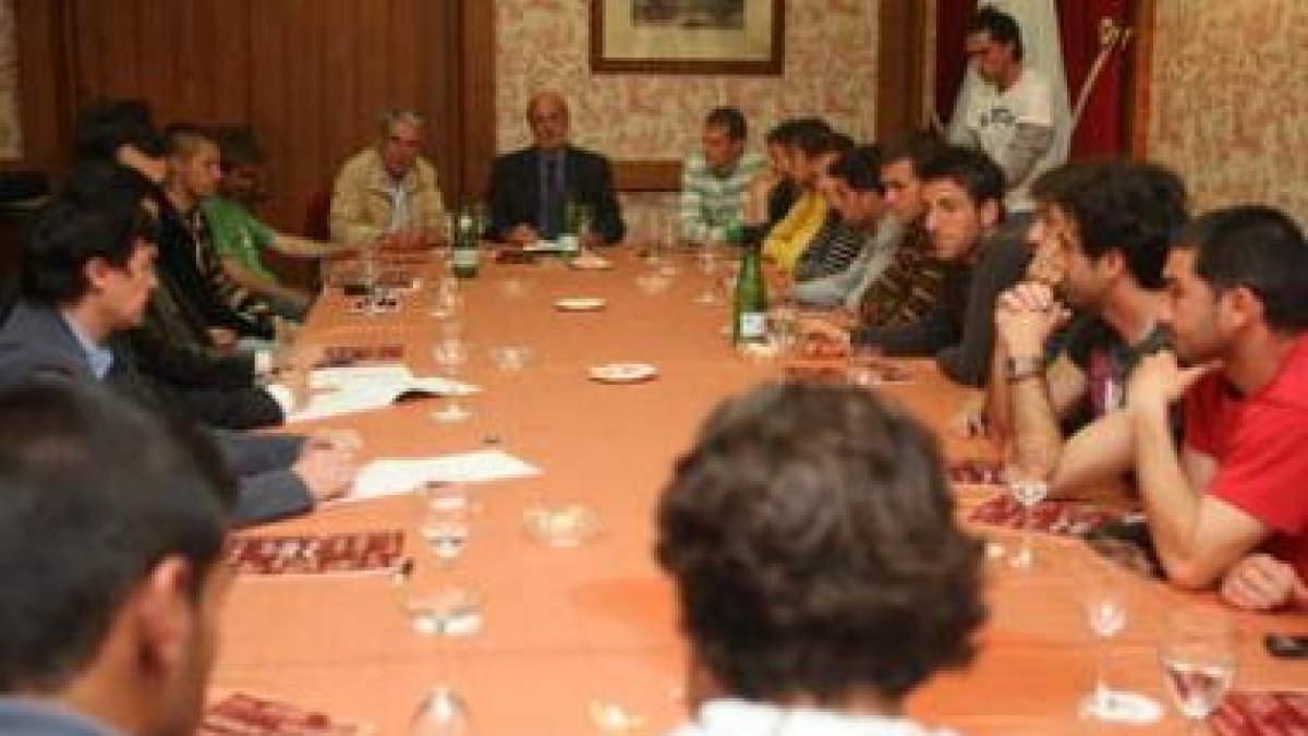 La imagen recoge un momento de la conciliación celebrada entre la plantilla y el consejero de la Cul