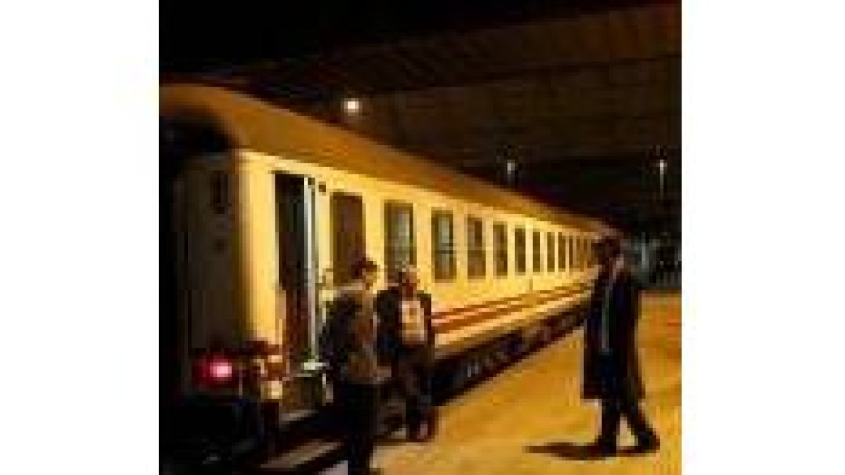 Personal y viajeros del tren Estrella, en la estación de Gijón