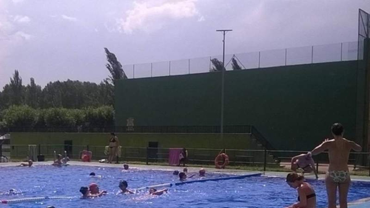 La piscina de los toboganes, una de las atracciones de las instalaciones en Sahagún. DL