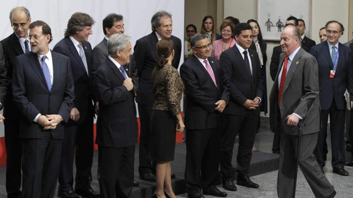 El Rey, con muleta, acude a posar para la foto oficial.