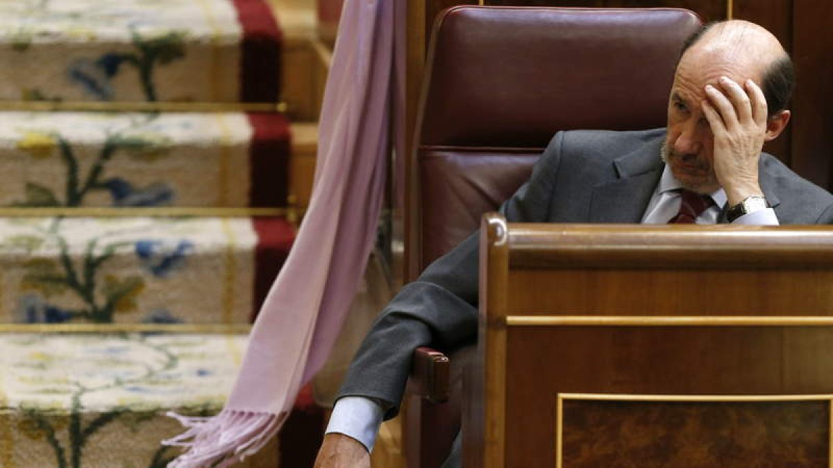 Rubalcaba escucha las intervenciones en el pleno extraordinario del Congreso.