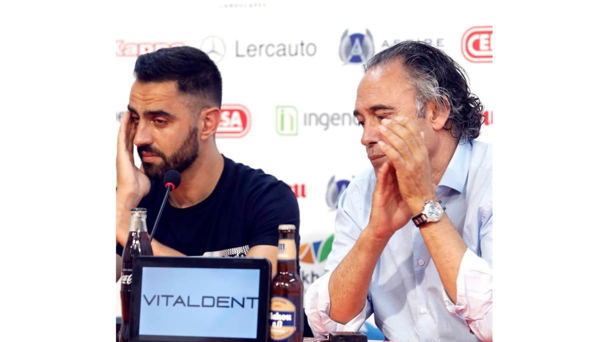 Felipe Llamazares en la despedida de Víctor Díaz ‘Viti’, ahora en el San Luqueño de 1ª Federación. M. PÉREZ