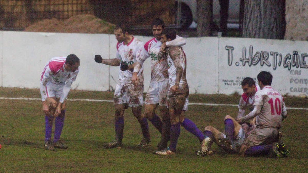 Los jugadores de la Cultural felicitan al defensa Édgar, autor del gol leonés a falta de dos minutos para la conclusión del encuentro. Tres puntos vitales para seguir al líder Burgos.