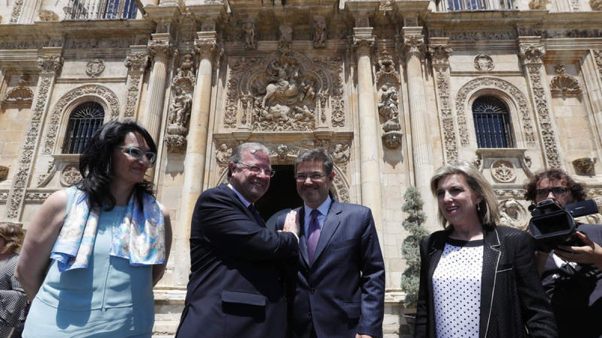 De la Mata, Silván, Catalá y Salgueiro, en el acto de recepción a la puerta del Hostal de San Marcos. JESÚS