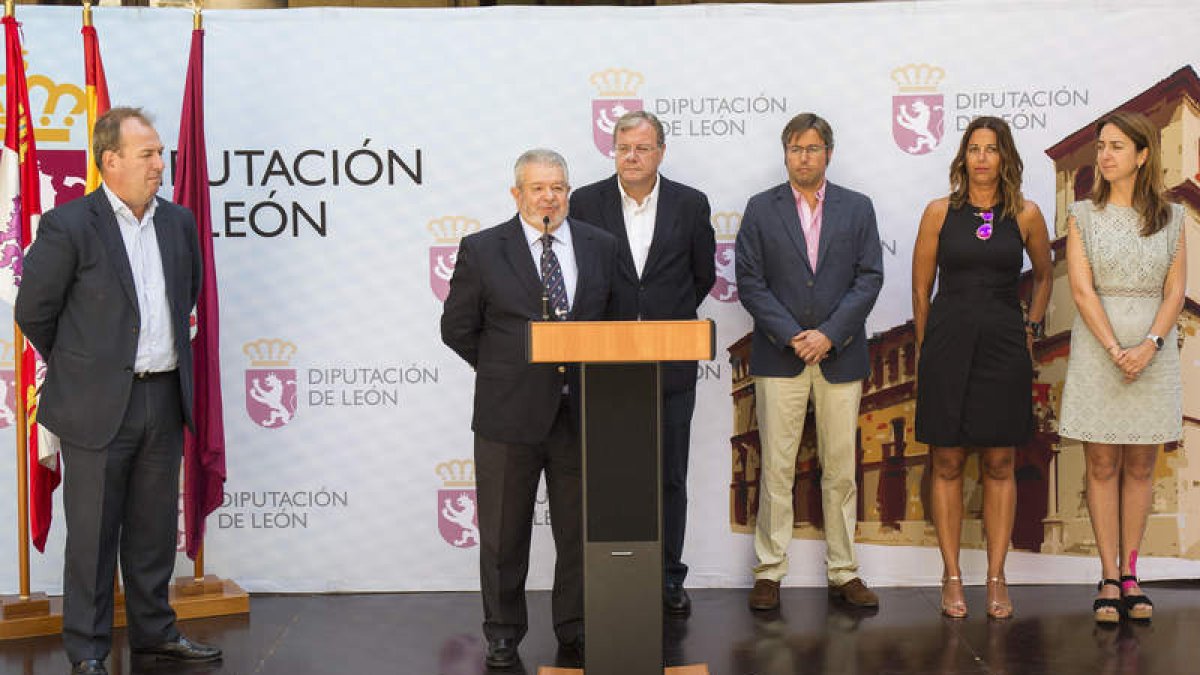 Javier Gervás, José Ignacio Jiménez, Antonio Silván, Emilio Orejas, Inmaculada Villa y Laura Oláiz, ayer en la presentación del torneo en la sede de la Diputación. FERNANDO OTERO