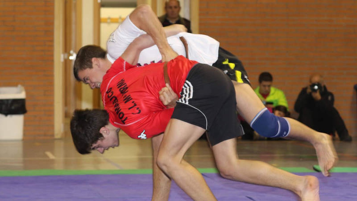Tomás González, destacado protagonista del corro, en su tercer combate con Rubén Fierro.
