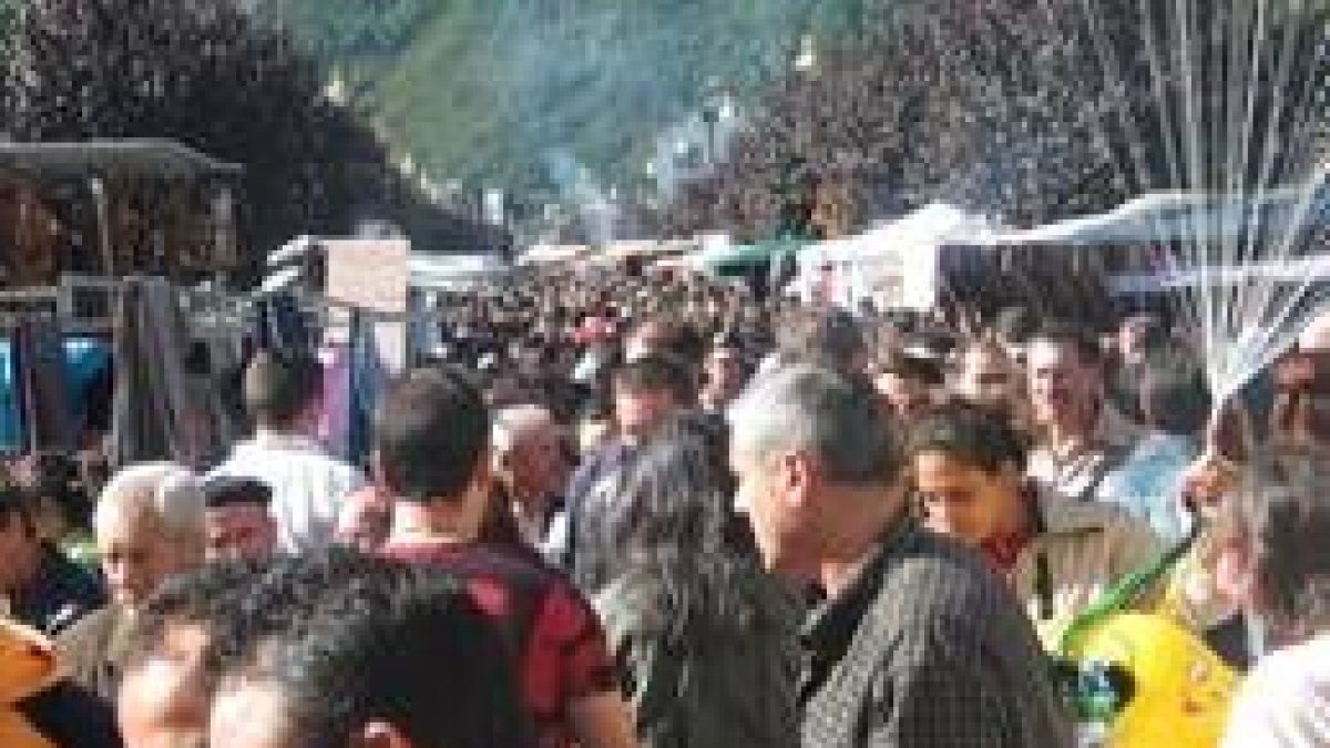 Los puestos ambulantes ofrecieron un amplio abanico de productos