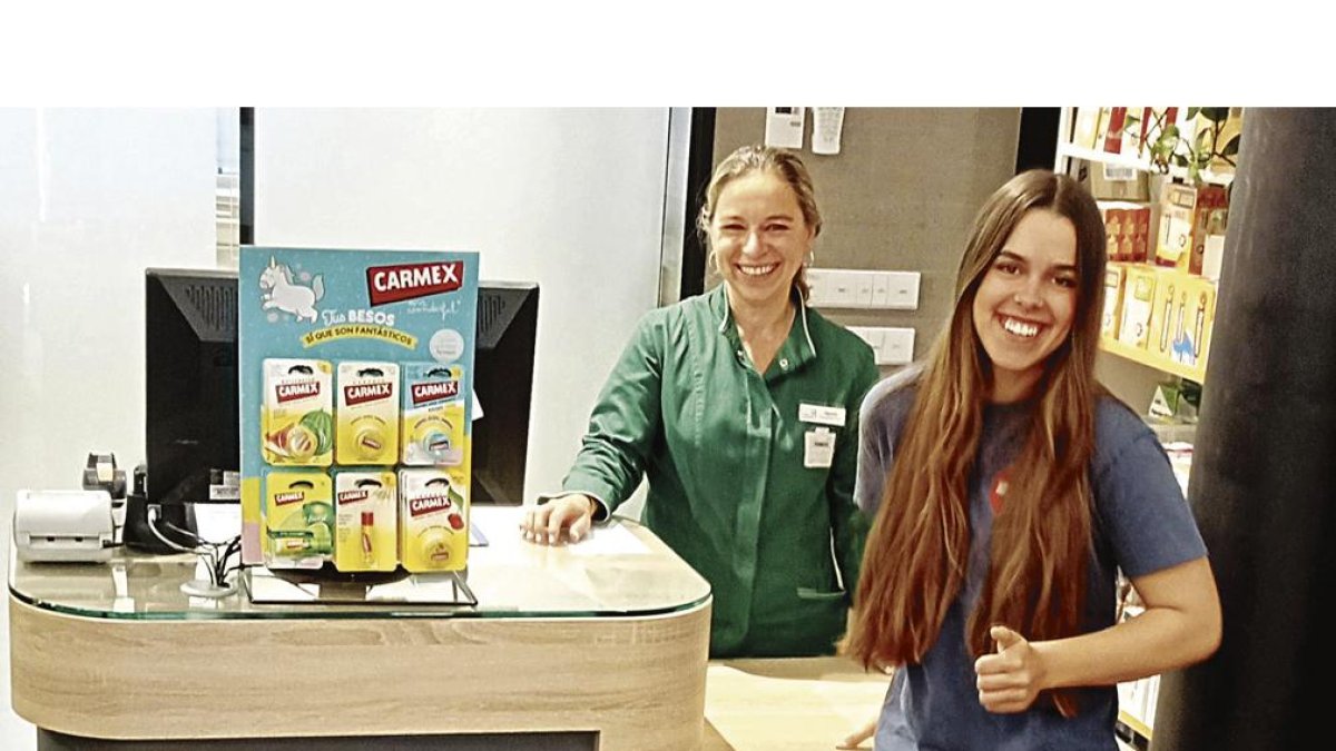 Águeda Anel Martín-Granizo con su sobrina María en la farmacia. J. NOTARIO