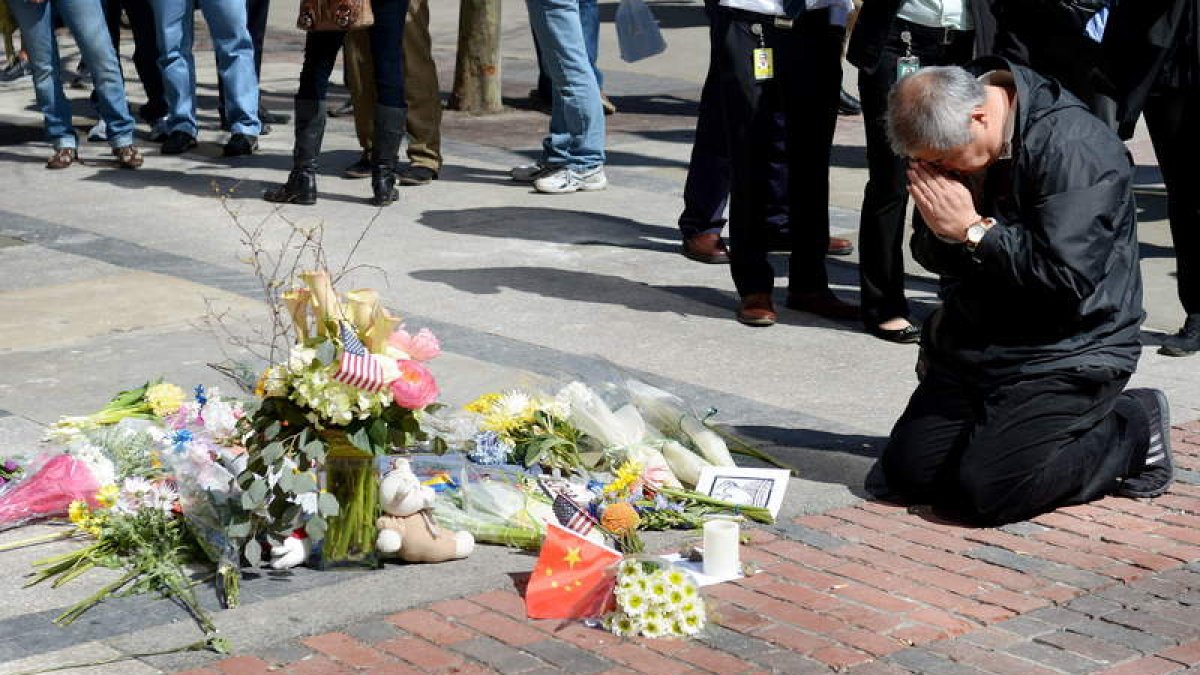 Un hombre reza por las víctimas del atentado en la maratón de Boston.