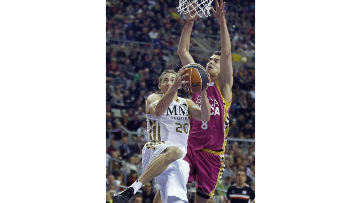 El blanco Jaycee Carroll entra a canasta ante Satoransky.